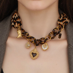 Collar de Aleación de Zinc con Forma de Corazón Estilo Europeo Americano, Cadena de Clavícula con Acrílico, Joyería de Alta Gama, Ligera y de Lujo - Product Image 1