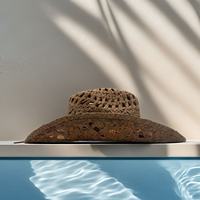 Chapeau de cowboy tissé style bohème western marron avec fleurs dorées et perles en bois, idéal pour festivals de musique et fêtes personnalisées pour adultes - Vente en gros