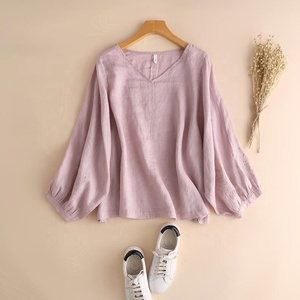 T-shirt en lin rose bohème pour femme, coupe décontractée et ample, tissé uni, manches longues et col en V, pour l'été - Product Image 1