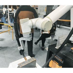 Cobot 6 axes HWINT économique pour l'enseignement par dragage, le polissage à finition miroir, le traitement de surface et la manutention de produits - Product Image 1