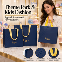 Sacs cadeaux en papier bleu marine brillant avec poignées en ruban pour jouets d'enfants et cadeaux ludiques