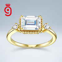 Bague de fiançailles à trois pierres en moissanite taille émeraude, en argent S925 plaqué or, avec halo perlé milgrain et moissanite ronde latérale, pour usage quotidien