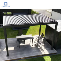 Pergola moderne avec lames orientables, idéale pour les espaces de repas en terrasse