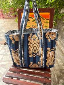 Bolsa de Transporte Acolchada de Algodón, Lavable, con Estampados Tradicionales Hechos a Mano, Bolso de Hombro para Viajes y Compras - Product Image 3