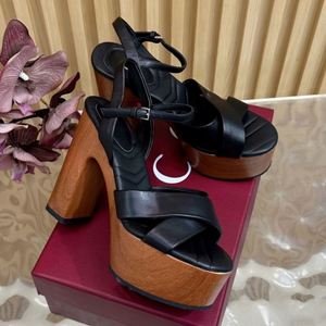 รองเท้าส้นสูงแบบเปิดนิ้วเท้าลายไม้ พื้นหนา คุณภาพสูง สำหรับผู้หญิง สไตล์หรูหราและเซ็กซี่ เหมาะสำหรับใส่ลำลอง - Product Image 1