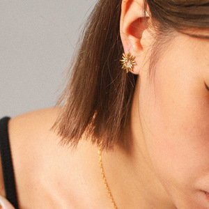 Conjunto de Joyería de Moda para Mujer: Collar, Pendientes y Pulsera de Acero Inoxidable con Diseño de Girasol y Diamantes Incrustados - Product Image 4