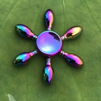 Venta al por mayor de Fidget Spinners clásicos coloridos para aliviar el estrés, con formas de escudo, noria, medalla y pistola, unisex, para mayores de 14 años.