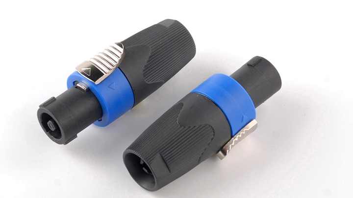 SpeakON verloop box, NL8 naar 4 x NL4. Compleet bedraad met 2.50mmq