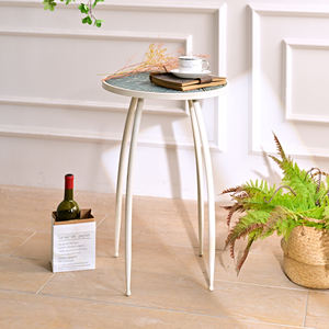 Table basse ronde en bois sculpté de style européen INNOVA avec pieds en métal pour le salon de la maison - Product Image 1