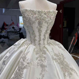 Robe de mariée de luxe en satin avec appliques, coupe princesse, bustier, dos nu, antistatique, décolleté cœur, traîne chapelle, longueur ras du sol - Product Image 2