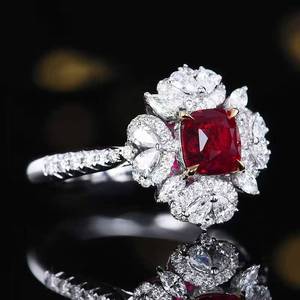 Anillo de Oro Blanco de 18K con Rubí Natural Corte Cojín, Color Sangre de Pichón, Sin Calentar, 1.3ct, 72 Diamantes, Anillo de Compromiso y Boda para Mujer - Product Image 3