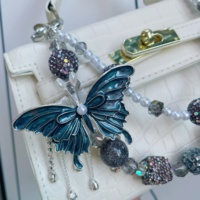 Exquisita cadena para teléfono móvil con diseño de mariposa, con perlas y cristales, colgante para mujer, llavero para coche, se puede personalizar.