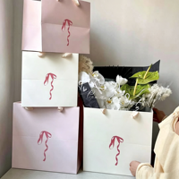 Sacs fourre-tout en papier imprimé romantique carré avec poignée en satin, pour bouquets, emballage cadeau, sacs de transport, logo personnalisé pour fleuriste