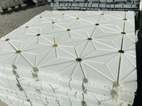 Mosaïque de carreaux en marbre blanc cristallin et laiton découpés au jet d'eau |   Mosaïque en marbre naturel pour mur et sol