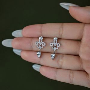Pendientes de Plata 925 con Baño de Oro de 18K y Circonita Cúbica 5A en Forma de Flor de Iris, Diseño Exclusivo Dylam Charm para Mujer - Product Image 2