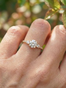 Bague en diamant de laboratoire très demandée, directement de l'usine, taille ronde, clarté VVS, bijoux de fiançailles et de mariage personnalisés, disponible à la vente - Product Image 3