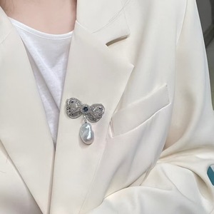 Broche en zirconium bleu incrusté de perles d'eau douce baroques, grande, irrégulière, lisse, en forme de nœud, fleur de poitrine, décorative avec motif numérique - Product Image 4