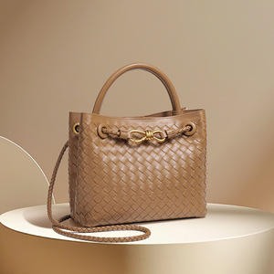 Sac à bandoulière tissé de grande capacité de haute qualité avec fermeture éclair, doublure en polyester et boucle en corde métallique - Product Image 2