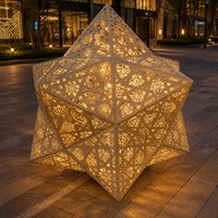 Nouvelle conception de lanterne géométrique en acier inoxydable de luxe, sculpture en forme d'étoile découpée au laser, LED dorée, pour hôtel, place publique, parc, extérieur, taille personnalisée, OEM