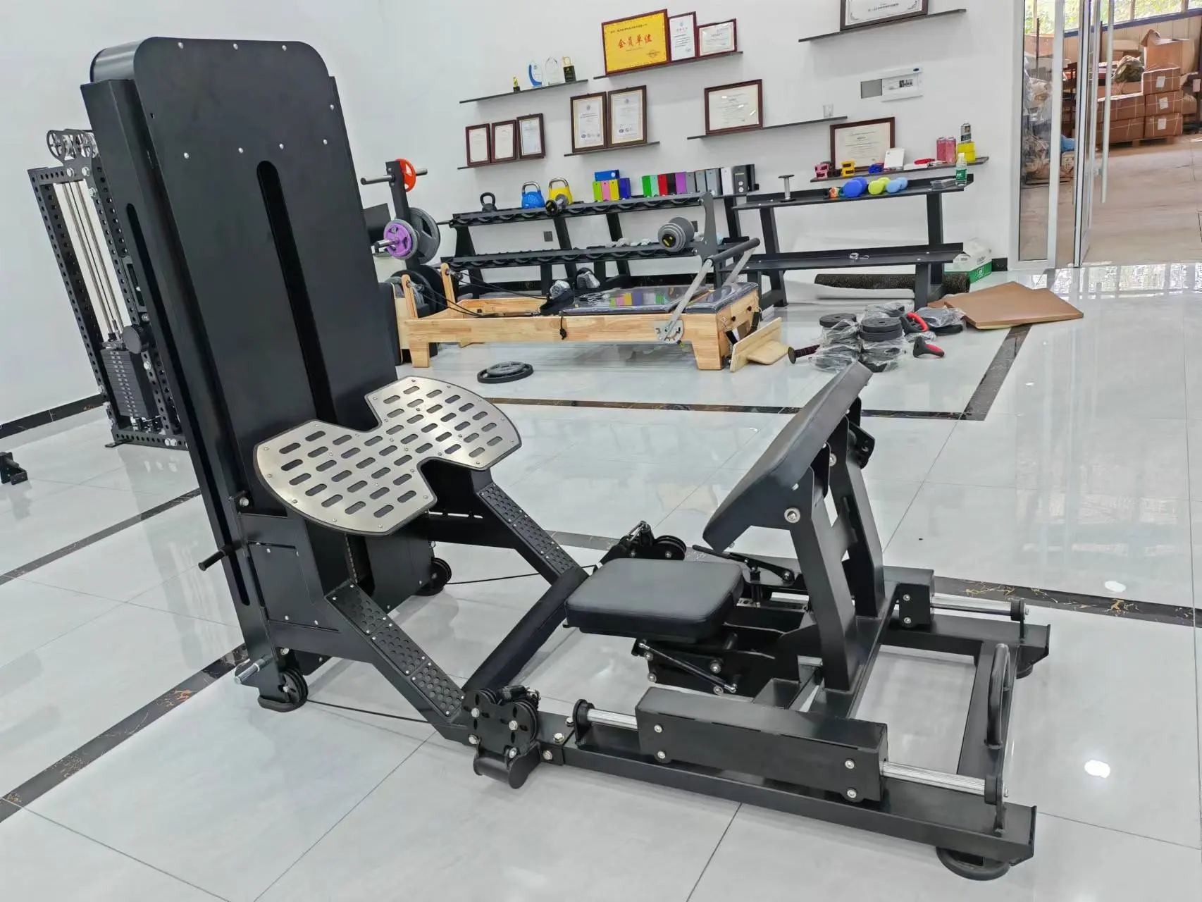 Commerciële Sportschool Gewicht Stapel Geselecteerde Fitness Sterkte Apparatuur Glute Multi Heup Stuwkracht Bouwer Machine