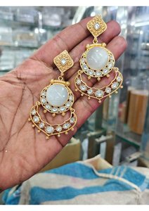 Elegantes Pendientes Chandbali Chapados en Oro con Diseño de Piedras Incrustadas y Detalles Intrincados de Kundan para Bodas, Fiestas y Eventos Festivos - Product Image 4