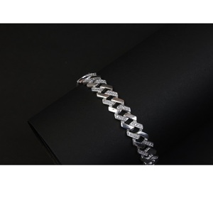 สร้อยข้อมือเงินแท้ 64% ดีไซน์เรียบหรูสำหรับทุกเพศ พร้อมเคลือบโรเดียม SATVA SILVER สไตล์ร่วมสมัย - Product Image 3