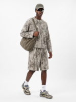 T-shirt ample à manches longues en tissu gaufré, respirant et anti-humidité, avec motif camouflage branche d'arbre, style rétro urbain et design brodé imprimé.