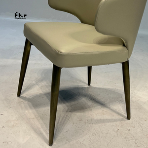 Sillón de Comedor Tapizado en Beige Personalizable con Patas de Bronce Vintage, Venta al Por Mayor para Proyectos Comerciales - Product Image 3