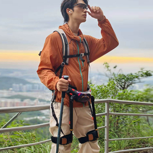 Les exosquelettes robotiques d'assistance à la montagne sont utilisés pour l'escalade, la course et la marche quotidienne des personnes âgées. - Product Image 1