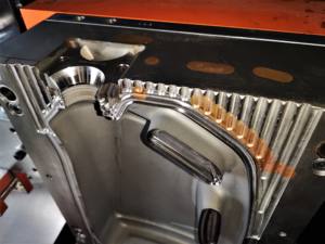 Stampi per Bottiglie di Olio Lubrificante in HDPE da 1L 2L 4L 5L 10L 20L 25L con Sistema di Rimozione Automatica dei Spigoli - Product Image 4