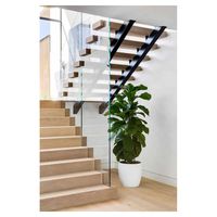 Escalier droit moderne à double poutre, marches en chêne massif, garde-corps sur mesure, directement de l'usine