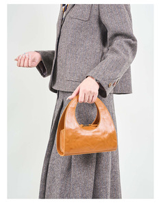Bolso de Mujer de Cuero Genuino 2025, Nuevo Bolso Triangular, Bolso de Mano Moderno Tipo Baozi para Mamá - Product Image 1