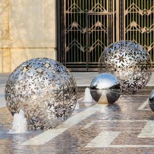 Sculpture sphérique creuse en acier inoxydable, motif géométrique abstrait, décoration extérieure à poser au sol, pièce unique ronde faite à la main - Product Image 1