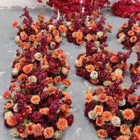 Ensemble floral de mariage, rose artificielle bordeaux et orange, couronne de fleurs et arrangement de table pour la décoration de la scène et de l'allée d'événements