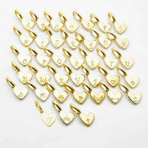Ciondoli Personalizzati in Argento Sterling 925 Placcato Oro, Charm a Forma di Cuore con Iniziale in Oro Riempito per Collane e Bracciali - Product Image 1