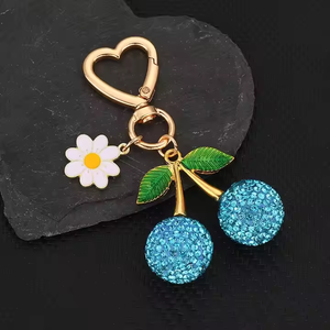 พวงกุญแจเชอร์รี่สีแดงดอกไม้สุดอินเทรนด์น่ารักสำหรับผู้หญิงจี้ตกแต่งกระเป๋าเครื่องประดับกุญแจรถอุปกรณ์เสริมพวงกุญแจดอกซากุระที่มีเสน่ห์ - Product Image 4