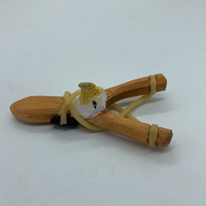 クラシックなおもちゃ 屋外狩猟ゲーム 子供用 動物 鷲 手彫り木製スリングショット - Product Image 3