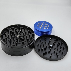 # הגעה חדשה # מטחנת עשבים ידנית שחורה 100 מ\\\"מ, גדולה במיוחד, 4 אינץ', 4 שכבות, לטבק יבש - Product Image 6