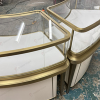 Vitrine à bijoux de luxe avec éclairage incurvé, comptoir de présentation pour boutique de bijoux, mobilier haut de gamme, vitrine ronde en verre sur mesure pour bijoux