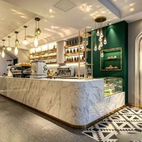 Meubles de design intérieur de café en bois sur mesure, personnalisation complète de la pièce, vitrine en verre, comptoir de bar, éclairage LED, respectueux de l'environnement