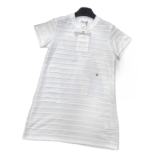 Robe élégante pour femmes à col rond en tricot avec texture rayée et accent nœud, manches courtes, coupe droite, mini-robe décontractée - Product Image 1