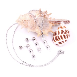 Conjunto de Joyería de Moda en Acero Inoxidable con Oro de 18k, Perlas de Agua Dulce y Borlas, Collar y Aretes Colgantes - Product Image 4