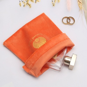 Vente en gros, sac de <span class=keywords><strong>rangement</strong></span> pour montres et bijoux en velours doux imprimé avec logo personnalisé Odm, sac à poussière réutilisable en flanelle, <span class=keywords><strong>pochette</strong></span> à bijoux - Product Image 5