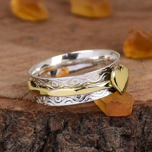 Anello con Design Geometrico a Cuore Bicolore Stile Vintage per Donne - Product Image 6