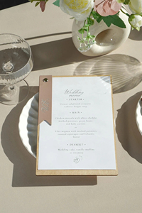 Menu personnalisé en bois A4 avec clip en similicuir et marquage en relief pour restaurant et café - Product Image 3