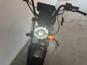 Bicicleta eléctrica de doble velocidad de 3000W con batería integrada, marco de aleación de aluminio de largo alcance, engranaje de cadena única para ciclismo de tierra para 2 adultos - Product Image 6