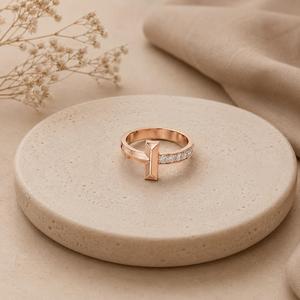 Bague minimaliste en or jaune 18 carats avec croix et diamant en forme de T, bande asymétrique biseautée, bague de créateur pour homme, bijoux fins et modernes - Product Image 5