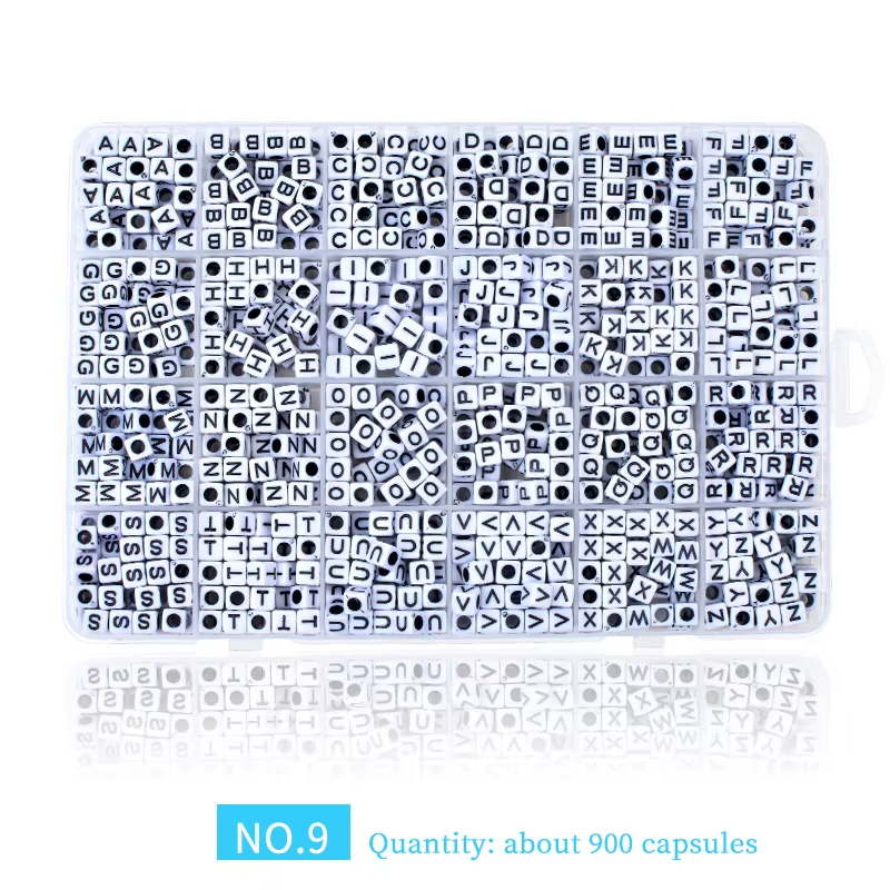 ลูกปัดตัวอักษรสีดำสี่เหลี่ยมสีขาว