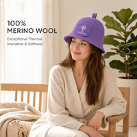 Chapeau de sauna en feutre de laine violet, doux et épais, à large bord, avec boucle de suspension et patch frontal en feutre brodé du logo personnalisé