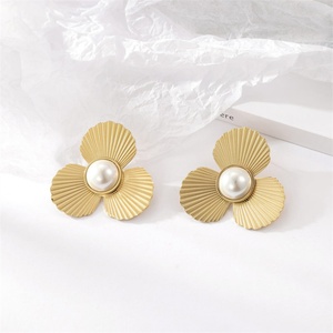 ต่างหูทองชุบคุณภาพสูง สแตนเลสประดับมุกทรงดอกไม้ - Product Image 2